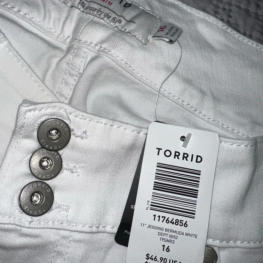 11” White Jegging Bermuda shorts - Picture 2 of 4
